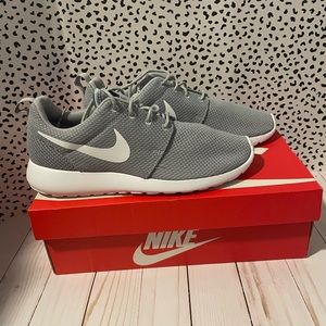 Women’s size 8 Nike Rosh
